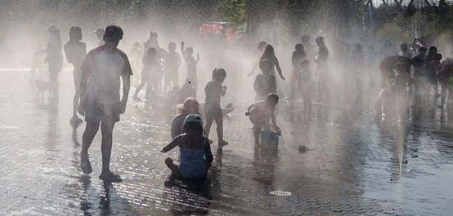 Troposfera's tweet photo. Más de cuatro millones de niños afrontan en España al menos tres amenazas climáticas, según @UNICEF 
https://t.co/7SkyDIQ5sS https://t.co/3GxE2eo9zu
