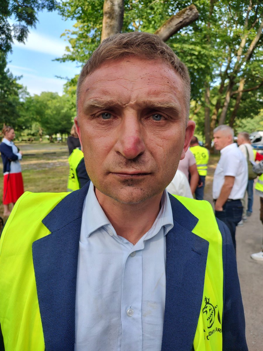 BlankaBakiewicz's tweet photo. 🚨Tata jest w złym stanie. Został brutalnie pobity. Ma najprawdopodobniej połamane żebra! Razem z Pawłem jadą do szpitala. Pan Ryszard dalej więziony w suce policyjnej: policja nie pozwala im uchylić okien i ich przydusza! ‼️ https://t.co/i3jZXF5tE2