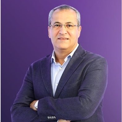 __osama19's tweet photo. لا يجيد الصريخ والبكاء وسباق الترند لأنه مشغول بالتحضير لكل مباراة يقرأ المباراة جيداً ، لا ينحاز لطرف إلا ما يتعلق بمصر ونجومها

علي محمد علي لم يكن يوماً معلق جماهيري ، فهو عندليب الخواص الذين يفهمون اللعبة كذلك هو الفرق بين الموسيقار محمد عبدالوهاب وفنان مهرجانات https://t.co/YtViUkOt1c