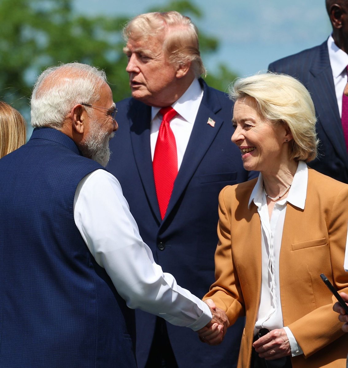 kaankit's tweet photo. G7 शिखर सम्मेलन की कार्यवाही शुरू होने से पहले की ये तस्वीरें प्रधानमंत्री नरेंद्र मोदी द्वारा साझा की गईं, जिनमें से दो तस्वीरों में डोनाल्ड ट्रंप भी दिखाई दे रहे हैं।

तस्वीरों से जो कूटनीतिक संदेश जा रहा है, वह अपने आप में काफी कुछ कहता है। https://t.co/mRVRMsgNks