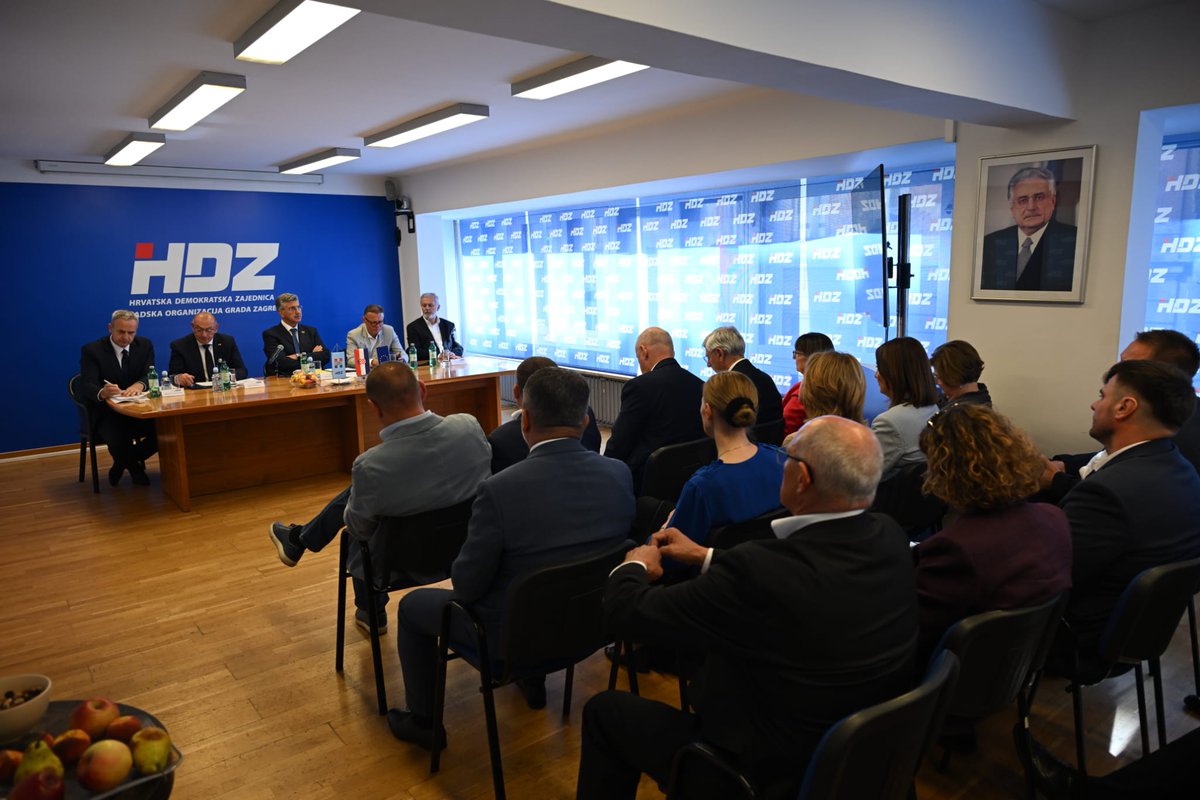 AndrejPlenkovic's tweet photo. Održali smo redovitu sjednicu Predsjedništva i Nacionalnog odbora @HDZ_HR.

➡️Svjedočimo dovršetku brojnih projekata financiranih sredstvima iz #NPOO🇭🇷🇪🇺. ✅ Otvoren je novi Centralni operacijski blok Opće bolnice Varaždin, završeni su radovi na magistralnom plinovodu Zabok-Lučko te su u Medulinu, Voćinu i Našicama realizirani centri za starije, ukupno 18 gradimo diljem Hrvatske.

➡️Osvrnuli smo se na nove mjere @mpudt_rh za zaštitu društva od najtežih i visokorizičnih počinitelja kaznenih djela, koje uključuju i uvo��enje kazne doživotnog zatvora.

➡️Brojne investicije i aktivnosti doprinose promociji i pozicioniranju 🇭🇷 kao poželjne turističke destinacije. ✅ U Dubrovniku smo bili na svjetskom natjecanju električnih glisera, u Poreču je otvoren Pical Resort, a predstavljen je i turistički promotivni film @Croatia_hr s Johnom Malkovichem.

➡️Sutra putujemo u Bruxelles na sastanak @EPP i #EUCO. Sljedeći tjedan smo u Kanadi, gdje ćemo se sastati s premijerom 🇨🇦 @MarkJCarney, održati susret s hrvatskom zajednicom i podržati #Vatreni u utakmici Hrvatske i Paname na @FIFAWorldCup.