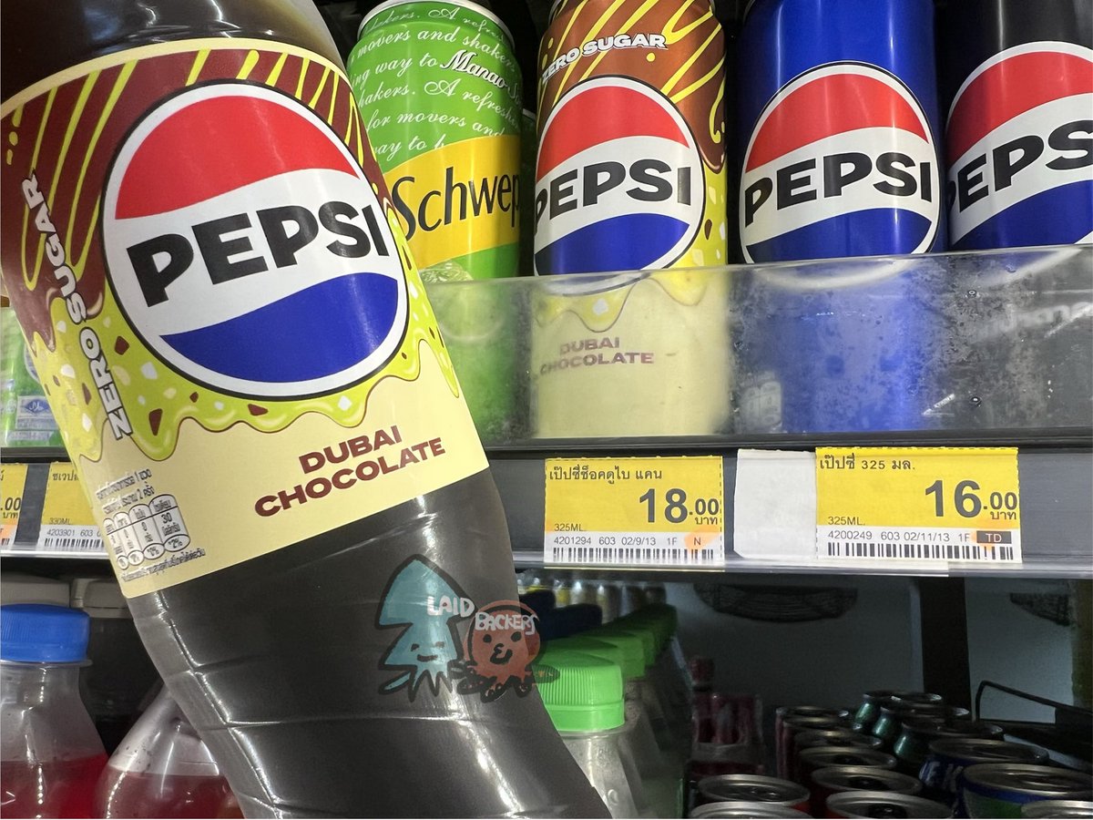 laidbackers_'s tweet photo. やったあ！
お気に入りのドバイチョコレート味のペプシ、ペットボトル発見！

カンカンよりも飲みやすい＆キャップできて◎

ナッツな香ばしさで後味もなんかクセになる！
ホントこれ長らくあって欲しいな✨️
 #タイ #パタヤ #コンビニグルメ https://t.co/WiOpJc3LLu