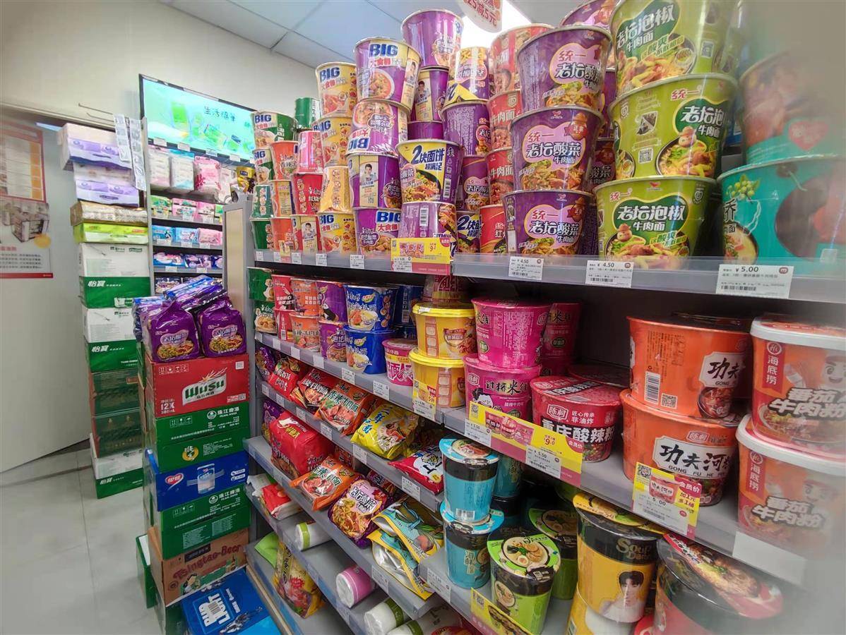Homobaggans's tweet photo. Stocked up on cold drinks, instant noodles and daily essentials at the neighborhood convenience store! Perfect for the weekend snack run. https://t.co/YTE1UW42dz