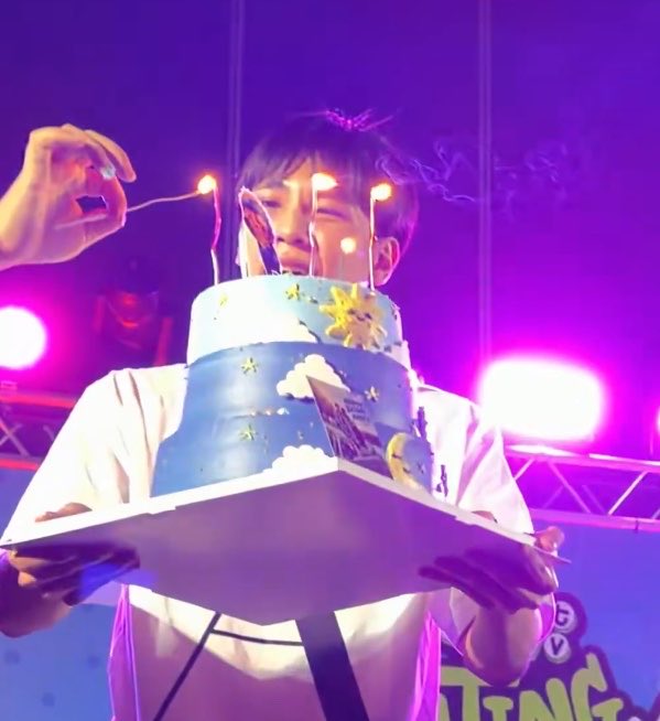 qteerak's tweet photo. this is the cutest cake ever, sunmoon coded 🥺 oh my jumark 😭😭

JUNIORMARK OUTING2026 
#GmmtvOuting2026 https://t.co/6Em1jurrFK