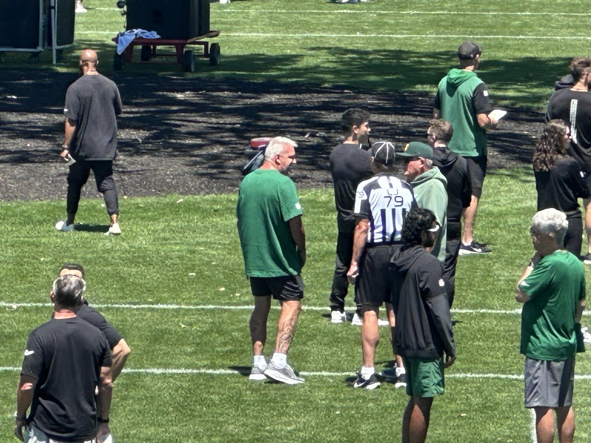 RichCimini's tweet photo. Former Jets coach and current ESPN analyst Rex Ryan checking out practice. #Jets https://t.co/3O4An8vrvZ