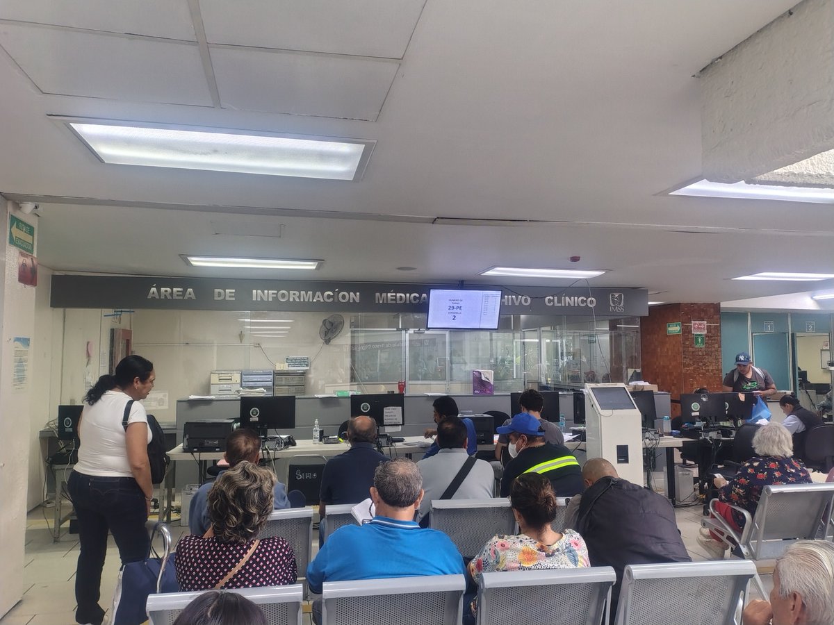 LayoHdez's tweet photo. Ya parecen #Oxxo en @Tu_IMSS solo tiende una ventanilla.
Esta atención no la tiene ni #Dinamarca se nota la #4Ta #Transformacion https://t.co/PVl4PRARPp