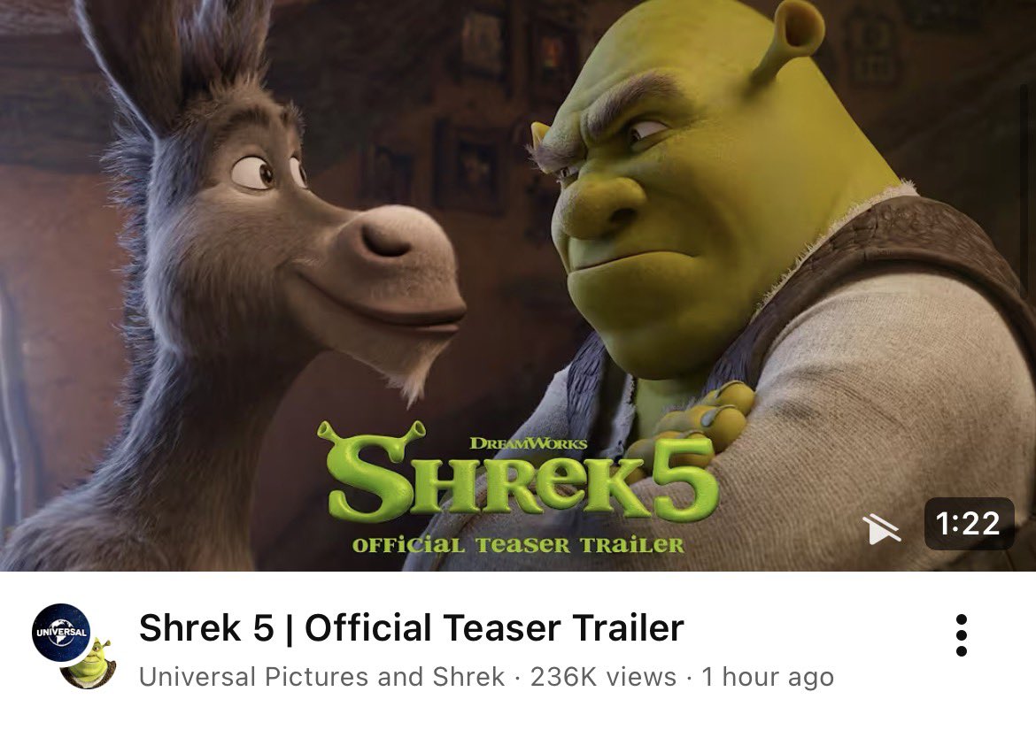 NatBoy_Br's tweet photo. Shrek: O Ogro que Revolucionou a Animação! 

Há 25 anos, um ogro verde mal-humorado, vivendo feliz no seu pântano, mudou para sempre o mundo dos filmes de animação. Shrek (2001) não foi só um sucesso de bilheteria, foi uma revolução. 
Ganhou o primeiro Oscar de Melhor Animação da história, provando que animação em 3D podia ser irreverente, cheia de referências pop, humor afiado (para adultos e crianças) e personagens inesquecíveis.

A série se tornou um fenômeno cultural: quase US$ 4 bilhões em bilheteria mundial, spin-offs (como Gato de Botas), musical da Broadway, games, parques e memes que dominam a internet até hoje. Shrek quebrou convenções de contos de fadas, humanizou o “monstro” e mostrou que animação pode ser inteligente, satírica e emocional. Influenciou gerações de filmes, elevando o padrão técnico e narrativo da DreamWorks e da indústria toda…

E a saga continua! 

O novo teaser trailer de Shrek 5 acabou de ser lançado e já está dando o que falar. Com Mike Myers (Shrek), Eddie Murphy (Burro) e Cameron Diaz (Fiona) de volta, o vídeo traz o ogro e o burro em cena clássica, com aquele humor marcante (“quer namorar um boneco de neve?”). Novidade: Zendaya dubla a filha adolescente Felicia, e vemos os irmãos Farkle e Fergus. 

O visual atualizado divide opiniões, mas a nostalgia está fortíssima!
Shrek 5 chega aos cinemas em 30 de junho de 2027. 

Far Far Away nunca esteve tão perto de voltar!

Quem mais tá ansioso pra ver o ogro de volta ao pântano? Comenta a��! 🔥 

#Shrek5 #Shrek #DreamWorks