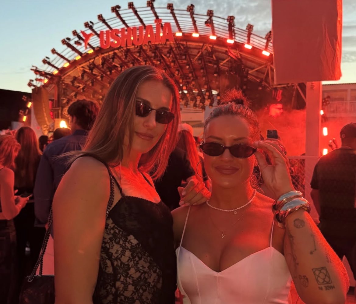 LollaAle11's tweet photo. Alexia y su hermana Alba ❤️‍🔥 https://t.co/deBpZZvDyU
