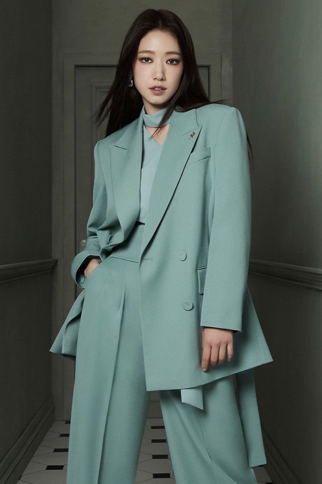 munhanas's tweet photo. WOMEN IN SUITS >>>>> MEN IN SUITS 

Sejeong and Shinhye mentioned but pls use the symbols correctly https://t.co/1Vd4PoNsYB