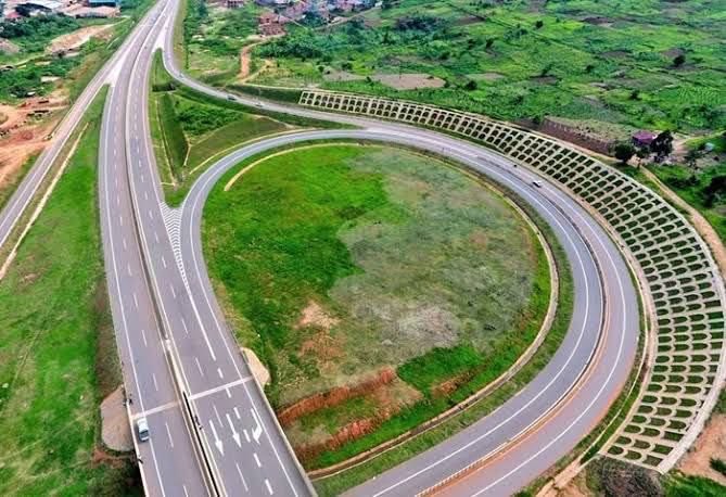 kukirizajoshua5's tweet photo. The 51km Kampala–Entebbe Expressway 🇺🇬 is pure engineering magic linking the capital to the airport with speed, ease, and modern infrastructure.

#ExploreUganda #KampalaEntebbeExpressway #GoldenPosts https://t.co/S9RHYQ85LE