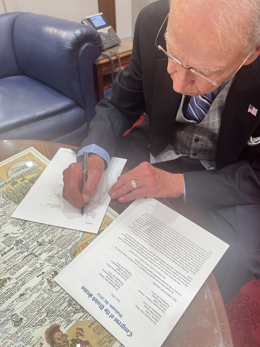 ChuckGrassley's tweet photo. Signing a piece of HISTORY This lttr frm the Iowa delegation will b put in a time capsule under the Capitol 2 celebrate 250 yrs of America & wont b opened for another 250 yrs We wrote abt Iowa’s civic legacy& historic contributions to our GR8 nation #realhistorychannel https://t.co/hQcKDJKGNL