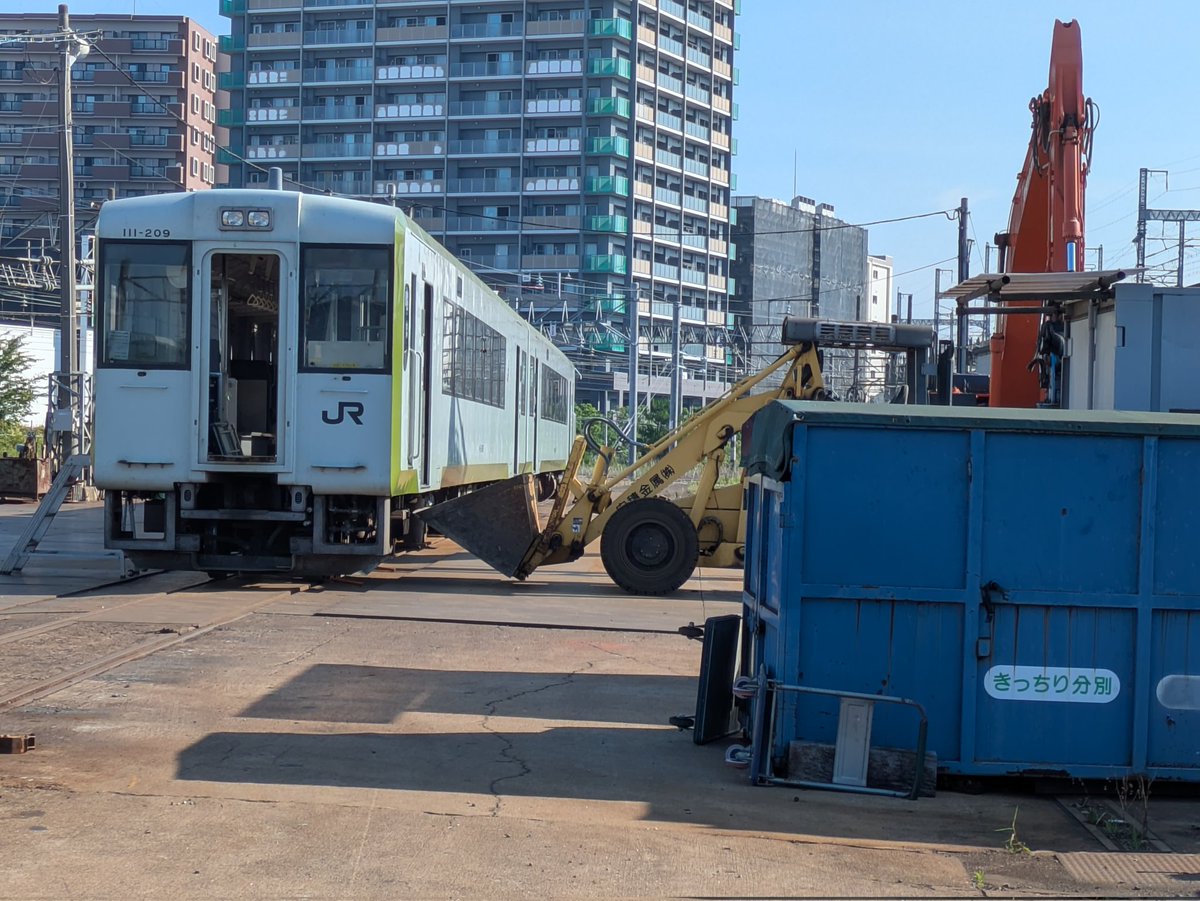 八高線キハ111.112-209、内装解体されます。郡山車両センター。