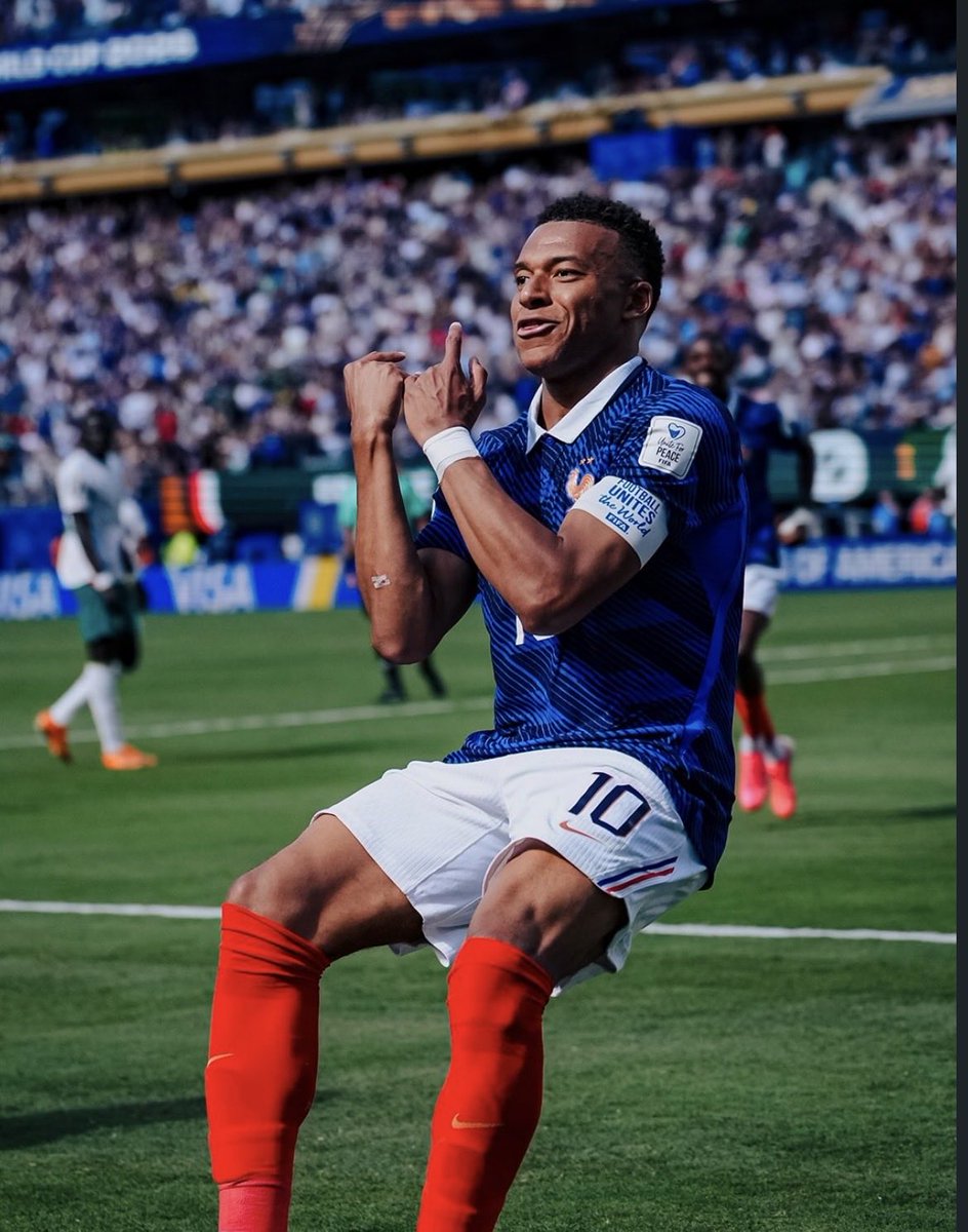4linhasof's tweet photo. 🏟️15 jogos 
⚽️ 14 GOLS
🏆Duas Copas do Mundo, finalista em uma, campeão na outra. Começou a terceira hoje com 2 gols.

🔢Se tornou o maior artilheiro da França no torneio, passou Messi e Pelé no ranking geral e passará Ronaldo (15) e Klose (16) ainda nessa Copa. MONSTRUOSO! https://t.co/RpfZLpqMa4