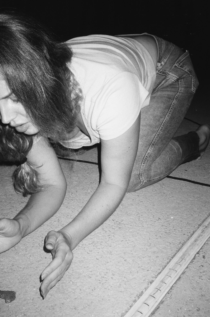 QUEENP0P's tweet photo. The day paparazzi caught Lana Del Rey catching frogs https://t.co/vMFTtcnZPf