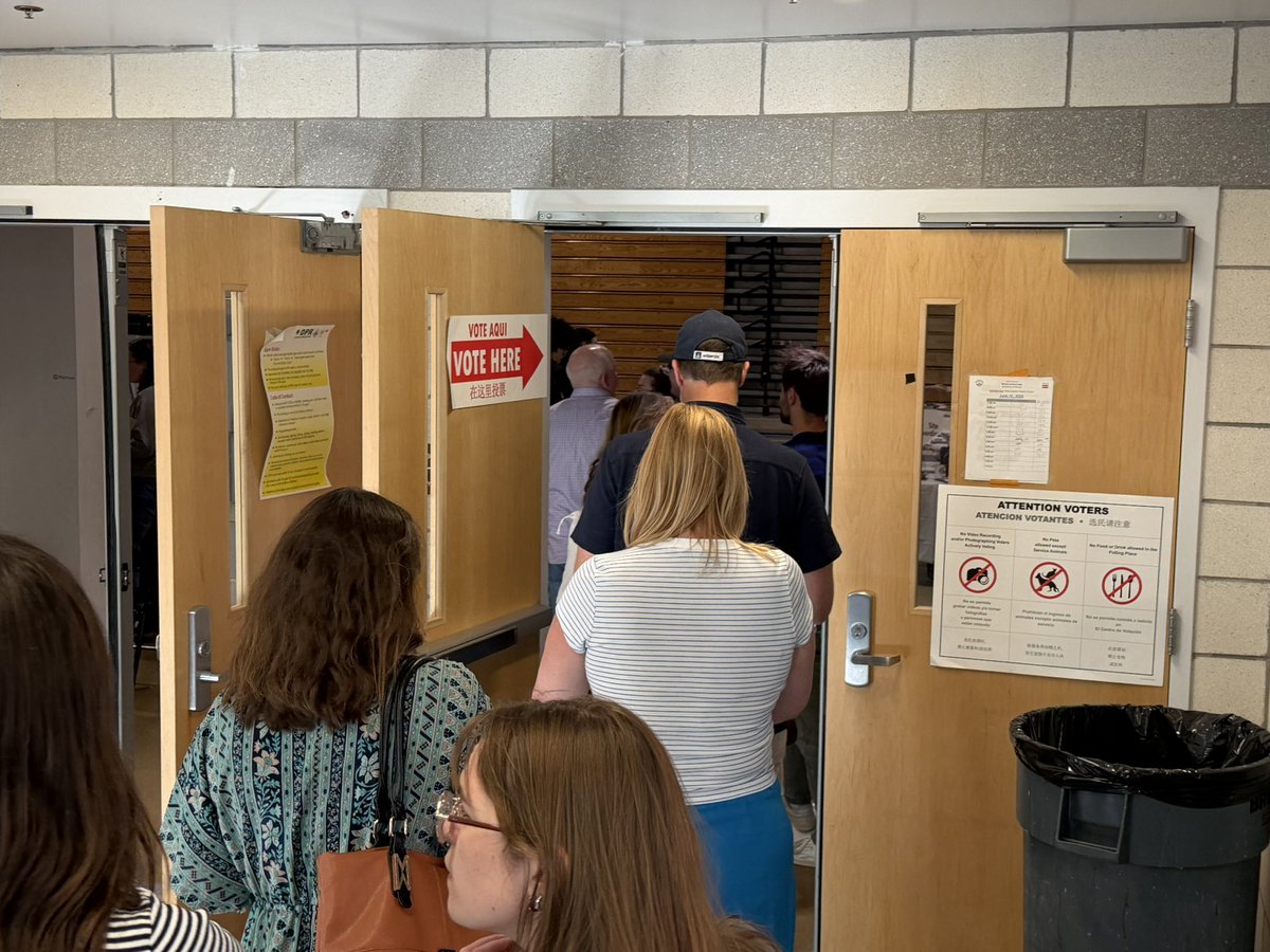 tomsherwood's tweet photo. #DCVotes - 5:30 pm here in Ward 1’s Marie Reed education center. A line beginning to form. In addition to mayor and delegate contest, a five-way W1 race to succeed CoMem Brianne Nadeau, who is not running again. https://t.co/keF0TmCCi7