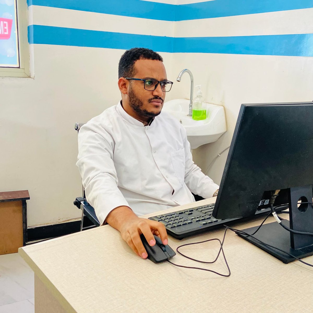 MeseretMedia's tweet photo. #ዜናመሠረት በምርጫው ድሬዳዋ ውስጥ የግል ተወዳዳሪ ሆነው ቀርበው የነበሩት ዶክተር ሀብታሙ ዓለሙ በዛሬው ዕለት መታሰራቸው ታወቀ 

ዶክተር ሀብታሙ ከመታሰራቸው ከማለዳው እለት ጀምሮ በቤተሰባቸው ላይ ያነጣጠረ እስርና እንግልት እየተፈጸመ መሆኑን በመቃወም ለብዙኃን መገናኛዎች ድምፃቸውን ሲያሰሙ የነበረ ቢሆንም ዛሬ ግን እሳቸው ራሳቸው በቤተሰባቸው መኖሪያ ቤት ፊት ለፊት በጸጥታ ኃይሎች ተከበው በቁጥጥር ስር መዋላቸውን የመረጃ ምንጮች ለሚድያችን ጠቁመዋል። 

ለሁሉም ክፍት ሆኖ የቀረበውን ይህን መረጃ ያንብቡ: 
https://t.co/vkdjQgdniW 

የፕሪሚየም አባል ለመሆን ይህን ሊንክ ይጠቀሙ: 
https://t.co/lCn1NofuJi