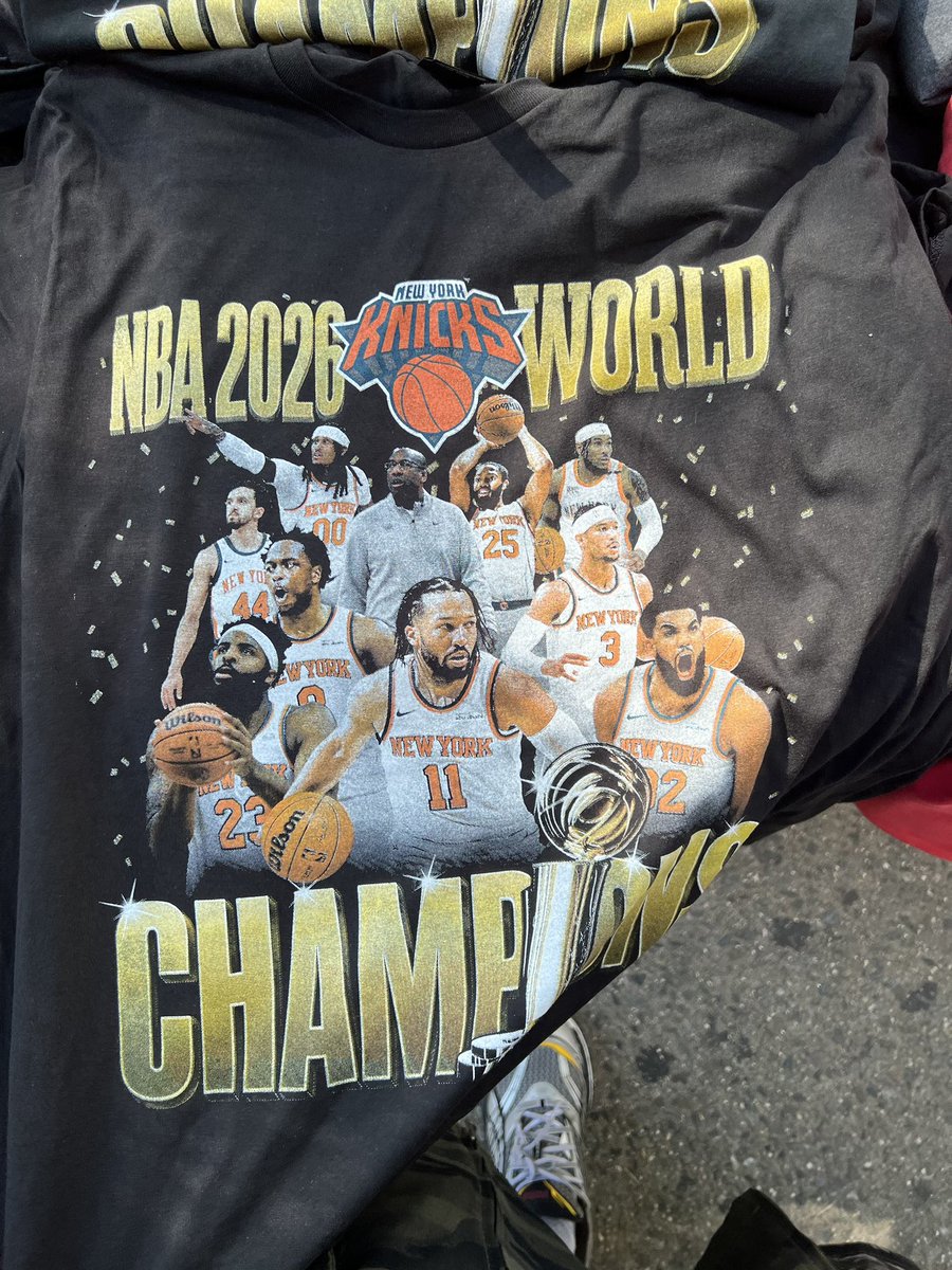 LilAioli's tweet photo. Harlem got every kind of Knicks bootleg tees and hats on lock. https://t.co/5Mqd9z60jl