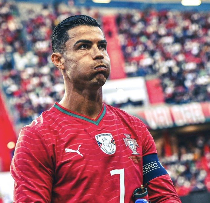 TeamCRonaldo's tweet photo. 🚨 𝗡𝗘𝗪: Cristiano Ronaldo will become the OLDEST player to ever feature for Portugal NT tomorrow. 🇵🇹 https://t.co/w86qPKZFjl