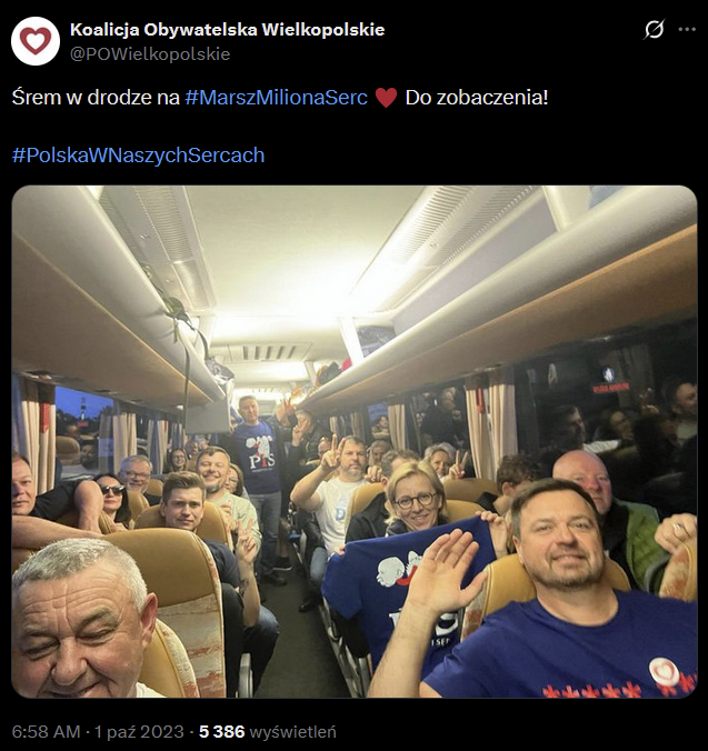 FirekMichal's tweet photo. @GiertychRoman Tak mi przypadkiem wpadło w oczy. Śrem - miejsce narodzin pewnego adwokata, ah. Ta miłość bijąca z serduszek KO na koszulkach razem z 8 gwiazdkami. 😅 https://t.co/UAmPgJjpCQ
