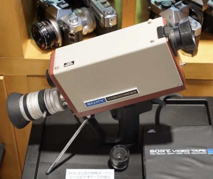 ProjectZERO_39's tweet photo. 1980年代に入ると特撮の映像は光学合成技術が成熟し、複数のフィルムを合成して怪獣と人間を同じ画面に出す事ができ、より臨場感が出る映像が生まれた。
この時代を皮切りに映像技術はさらに加速し、徐々にビデオカメラが導入されるようになるなど、作り手が求める映像が本格化していく。 https://t.co/I44bW3dlCW