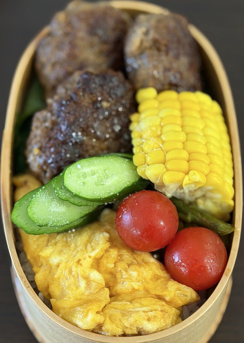 0_oug7's tweet photo. ハンバーグ、🥒、🍅、🌽、卵焼き、アスパラ #子育て

朝の弱い息子を起こすのが私の朝1番の仕事。声をかけ過ぎると『うるせぇ〜！』と怒られ、優しく声掛けすると『起こしてくなかった』と言われる。加減が難しい。

皆さま良い１日を！ https://t.co/zQMBh7fjTu