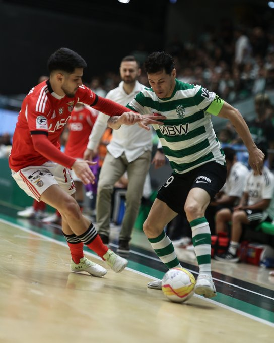 CabineSport's tweet photo. Sporting goleou o Benfica por 8-2 e empata a final do campeonato nacional de futsal masculino. https://t.co/ZgFk82qsu0