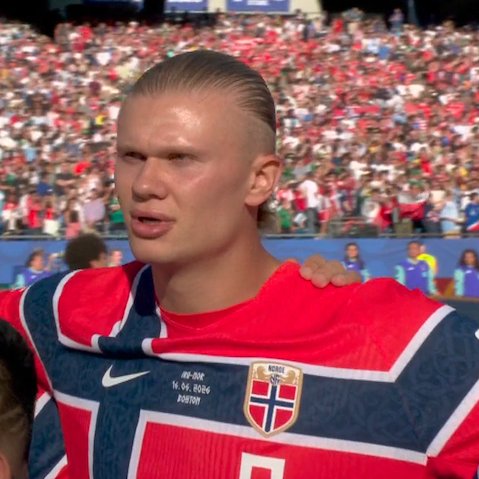 TouchlineX's tweet photo. 📸 - Erling Haaland during the National anthem! 🇳🇴💫 https://t.co/zJsAQVRg1I