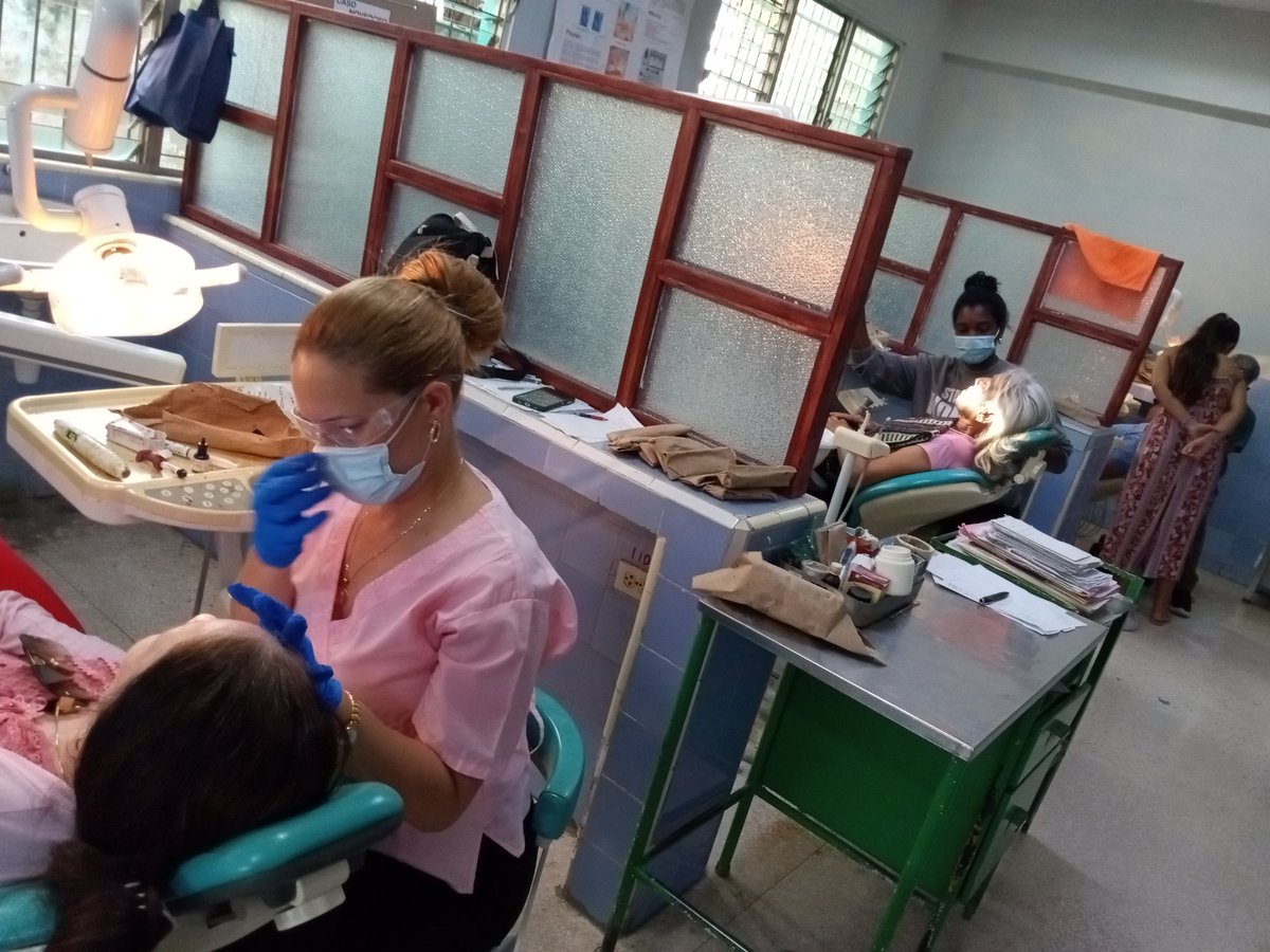 centro184921's tweet photo. Especialistas de todas las Ramas en la clínicas Estomatologicas de ciego de avila. Aún en limitaciones. Pero con amor engendra maravillas.
@alboradacubana 
@ClinicaCntroCAV 
@Adonis60429985 
@Fernand37838069 
@milyabad1982 
@JuanRasua 
@Pol_Belkis1984 
@SaludProv https://t.co/xrU9LLP9mx