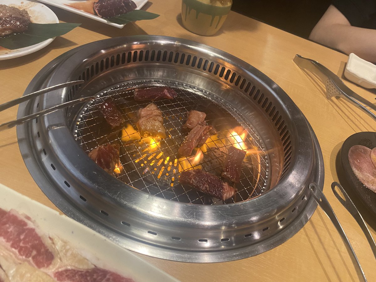 Onigumoitoha's tweet photo. 皆様(  . .)"おはようございます☀️

昨日はYouTubeへのお祝いコメントや、お祝いリプありがとうございました😭🙏✨

まだ全てには返せてないので！必ず今日空いている時間に返します🫶🏻︎🩷

昨日は家族にも祝ってもらったよ🍰💗

👑そして本日👑

誕生日記念配信やります🎁
21:00～
#おはようVtuber https://t.co/4keCNsjZuO