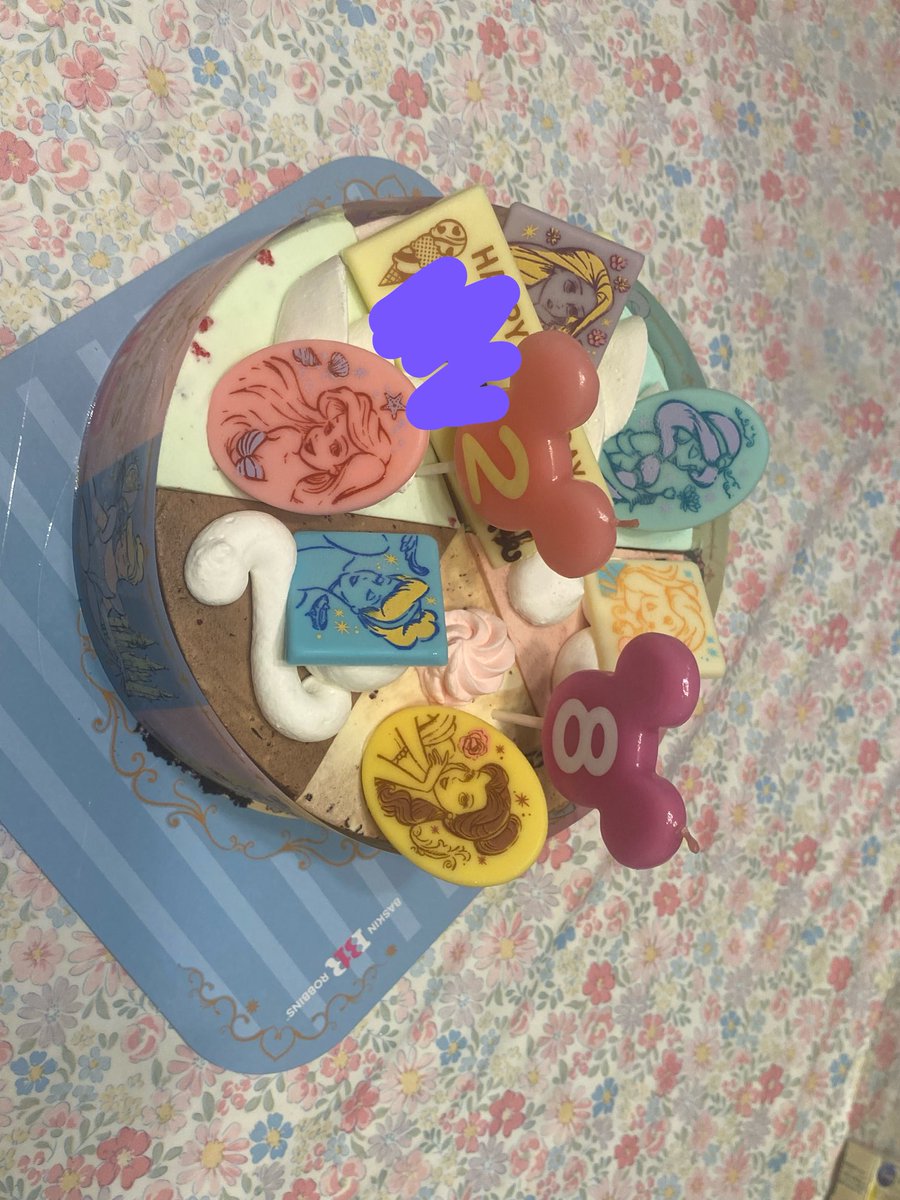 Onigumoitoha's tweet photo. 皆様(  . .)"おはようございます☀️

昨日はYouTubeへのお祝いコメントや、お祝いリプありがとうございました😭🙏✨

まだ全てには返せてないので！必ず今日空いている時間に返します🫶🏻︎🩷

昨日は家族にも祝ってもらったよ🍰💗

👑そして本日👑

誕生日記念配信やります🎁
21:00～
#おはようVtuber https://t.co/4keCNsjZuO