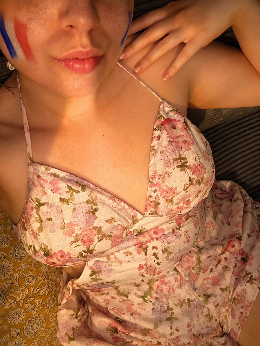 TheMademoize's tweet photo. Je m’y connais absolument pas en foot… 😭

Mais vu le bruit partout, je crois que la France a gagné 🇫🇷😂

Du coup j’fais semblant de comprendre les analyses et je profite juste de l’ambiance 😌☀️

@RTfindom23 @esclave_chast3 @monslv5 @RT_Slave @WomenAreDivine @justaslave15 @RtSlaveForDomme @soumis1z @Brun0Parent @AntoRT34 @littlejerboa @ProProm00 @RTslave_findom @rtfindom

#France #AllezLesBleus #EquipeDeFrance #Football #CoupeDuMonde #FIFAWorldCup #Victoire #SummerVibes