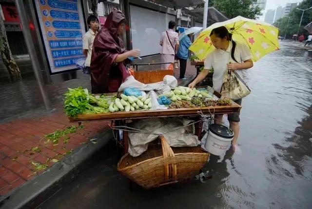 lwkdkp's tweet photo. Random stranger helped me pick up all my spilled groceries in rain today—restored so much faith in people. Small acts = big wins ， https://t.co/jX0QO1EoDQ