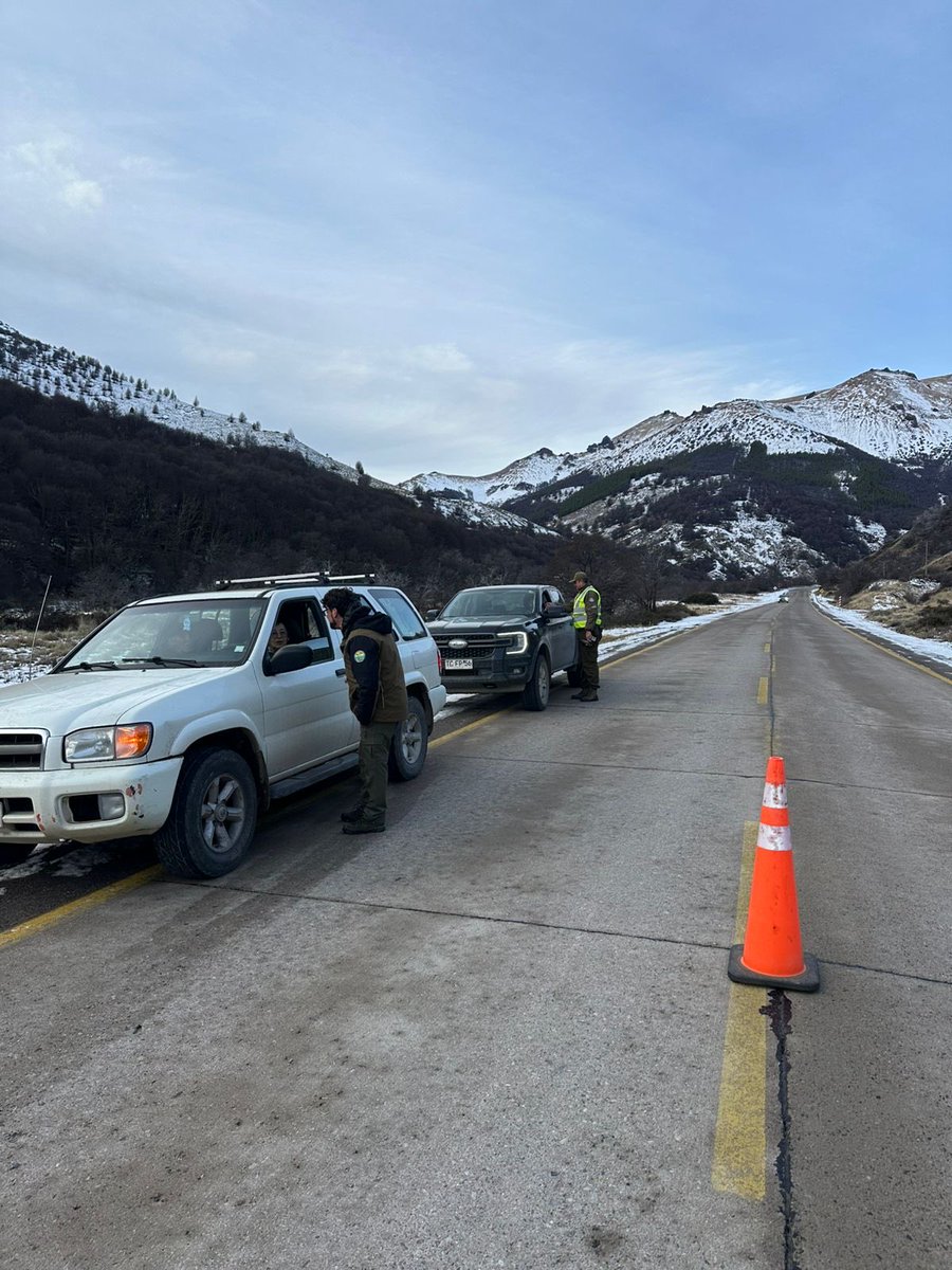 Carab_Aysen's tweet photo. En el Parque Nacional Cerro Castillo, Carabineros de la Subcom. #Balmaceda (F) junto a CONAF efectúan fiscalización y controles vehiculares en la #Ruta7 Sur.
El llamado es a transitar con precaución para evitar emergencias viales y prevenir atropellos de huemules.🦌 https://t.co/wPIT00nxXk
