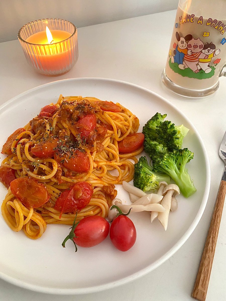 bufuswarren's tweet photo. Quick post-work dinner: homemade tomato pasta with fresh basil and a glass of iced tea. Simple, warm, and perfect for a chill evening. https://t.co/LiUhcInjQw