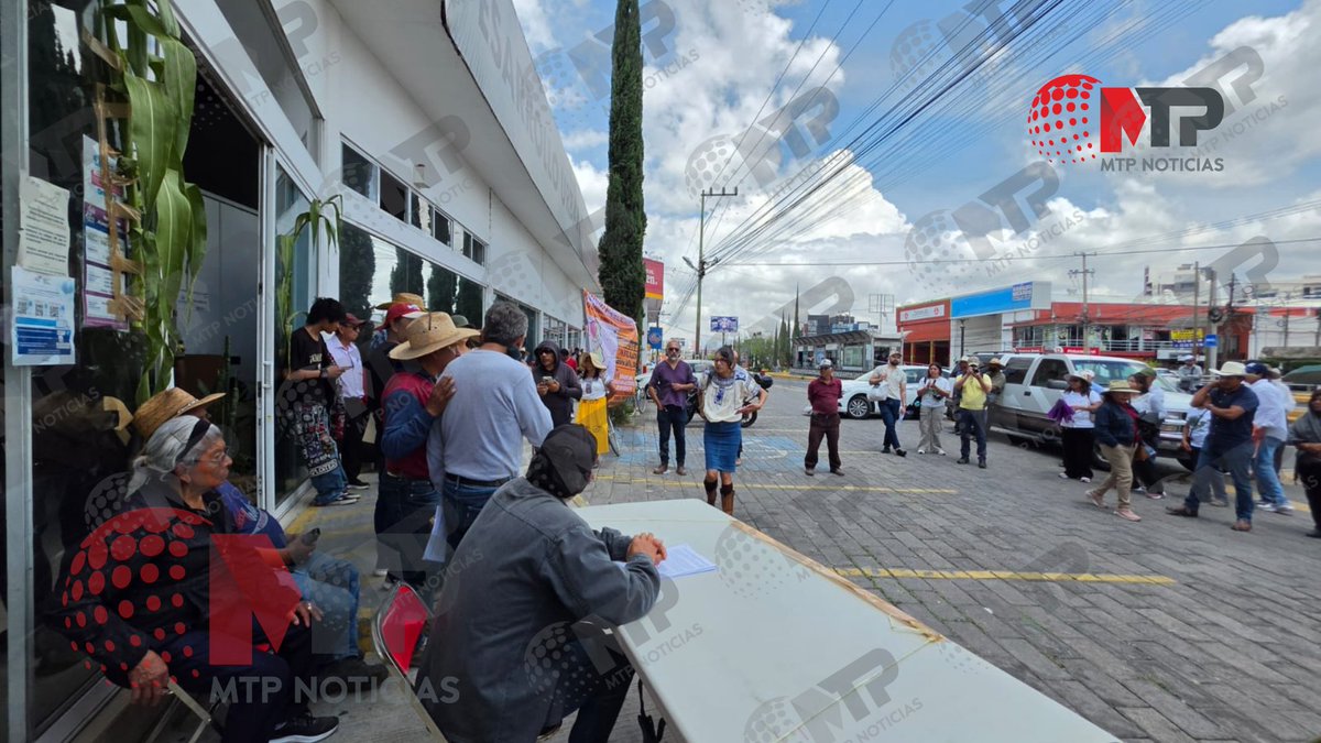 MTPNoticias's tweet photo. ÚLTIMA HORA🔴 Integrantes de la agrupación 'Cholultecas Unidos en Resistencia' acuerdan reabrir la circulación en bulevar Atlixco en San Andrés Cholula, tras seis horas de bloqueo. Mañana tendrán una reunión en Casa Aguayo.

📹@LuisaTirzo
📲https://t.co/6elkPPrXgk