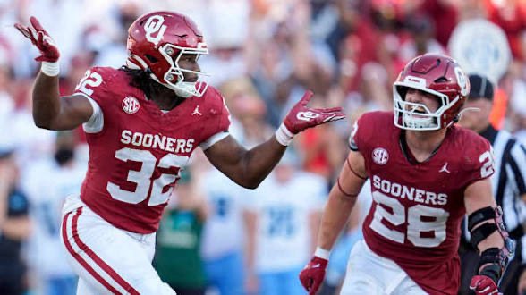 Tyzonswann10's tweet photo. Blessed to receive an offer from The University of Oklahoma 🔴⚪️ #BoomerSooner @OU_Football @CoachVenables @CoachToddBates @MiguelChavis65 @BrianDohn247 @adamgorney @ChadSimmons_ @Hayesfawcett3 @SWiltfong_ @SMAC_Football @DemetricDWarren @FTRreport #FTR https://t.co/yJ40rF1cdL