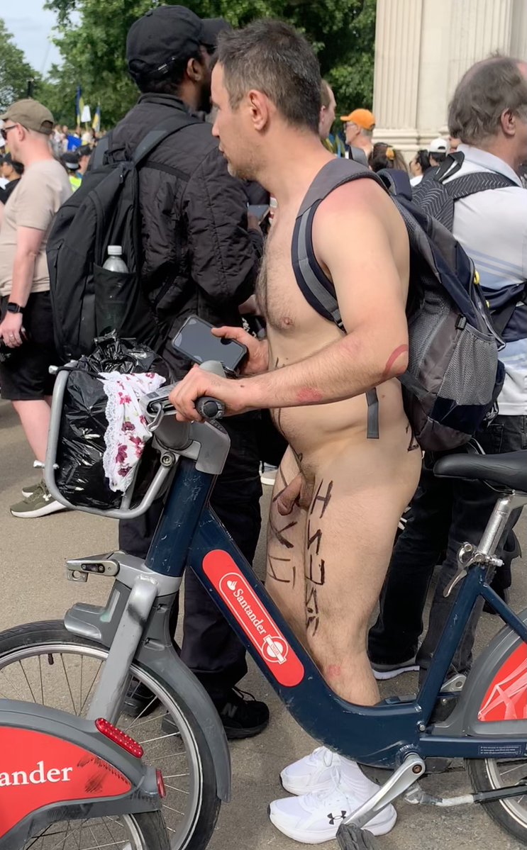 proulxproulx's tweet photo. [21] London World Naked Bike Ride 2026: At the end of the ride by the Wellington Arch  #LondonWNBR #WorldNakedBikeRide #wnbr2026 https://t.co/nhIACBRqT1