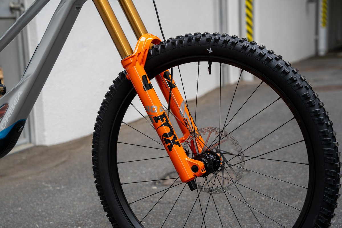 grumpy_bike's tweet photo. 世界に1台だけのORBEA Rallon DH。
MyOカラーをベースに、さらにカスタムペイント。
フレームだけでなくサスペンションもペイント、細部までこだわり抜いた1台に仕上がりました。 https://t.co/AXEgwkuiCM
