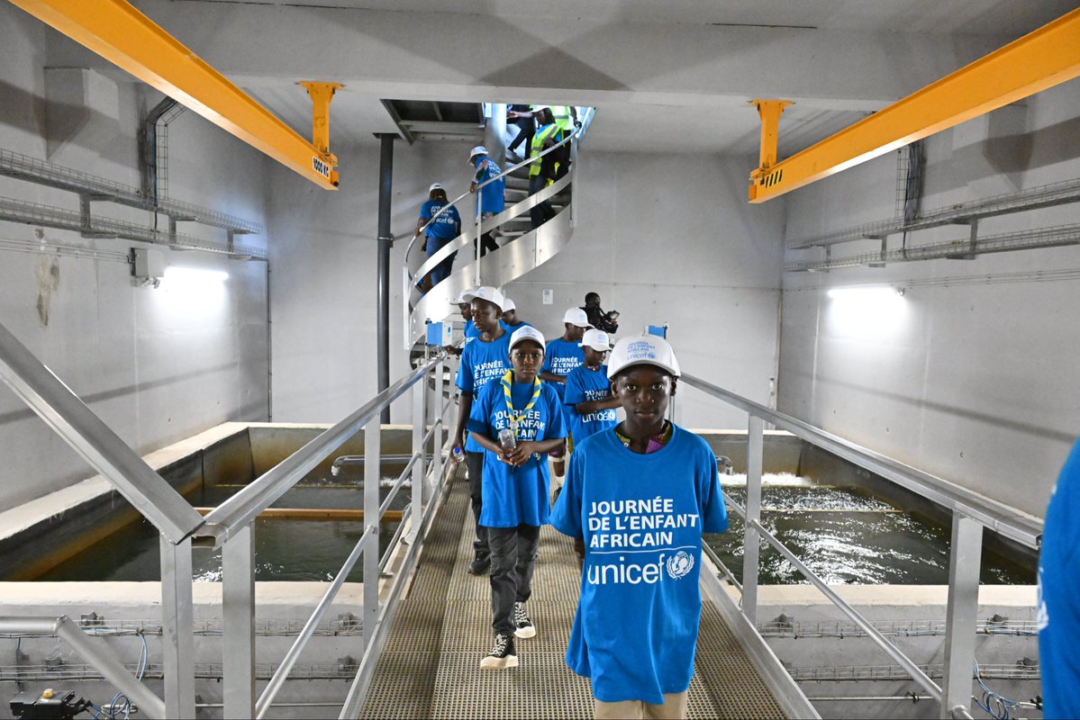 UNICEF_CIV's tweet photo. « Garantir l’accès à l’eau potable aux enfants, c’est contribuer à leur santé tout en favorisant le développement et l’industrialisation du pays. » - @jeffbasse lors de la Journée de l’Enfant Africain.
@Gouvciofficiel
👉 https://t.co/ixTsWfAcWg
@UNICEFAfrica 
#PourChaqueEnfant https://t.co/NcSP9smT6e
