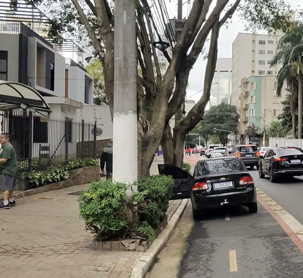 b_th14's tweet photo. 📍Ciclofaixa da Rua Tutoia, altura do n° 224.
⏱️16 Junho, as 12h56
Placa: FJM5J01.
‼️Artigo 181, inciso VIII do CTB, infração gravíssima

@CETSP_, o padrão é diário. Precisamos de fiscalização de rotina. @prefsp #MobilidadeSP
#Ciclofaixa https://t.co/xw0tukmPgV