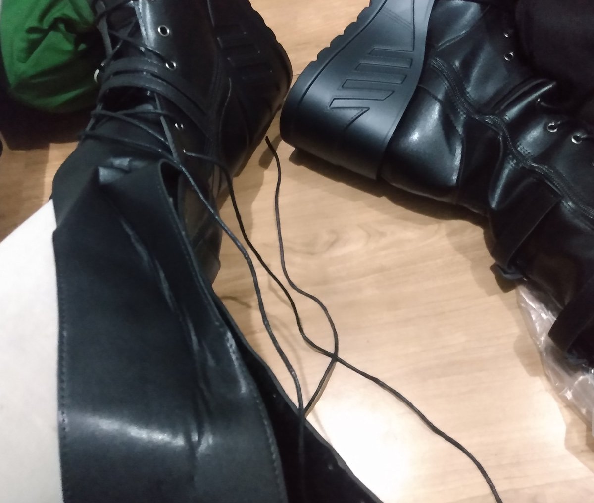 postmortemriley's tweet photo. A nova bota pisa-beta chegou e só vai ter foto decente usando quando o viadinho que pagou por elas dar as caras, caso contrário todo mundo sai perdendooooo 🥰 https://t.co/tKtuqnNBth