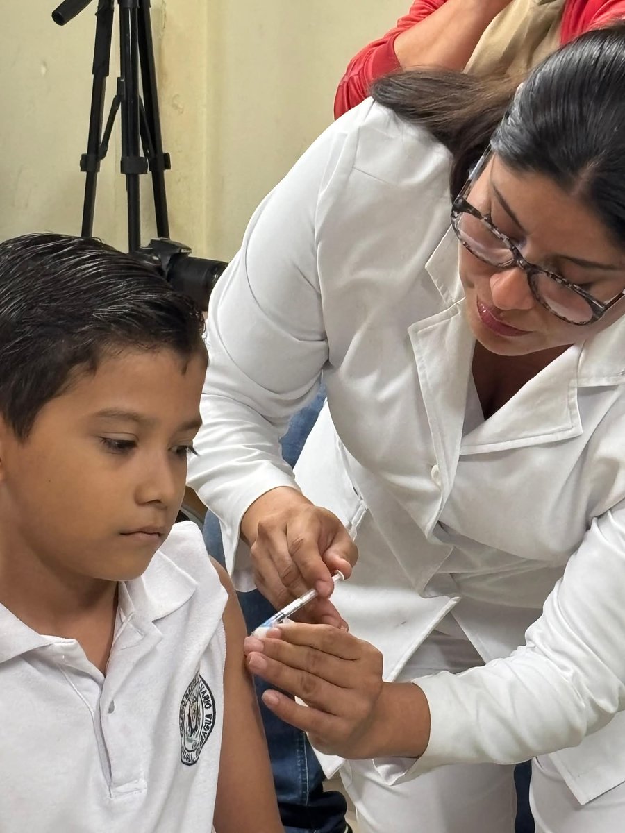 radio580nic's tweet photo. 📍🇳🇮 #MINSA refuerza la vacunación contra el #VPH en escolares, como en el Colegio Bautista El Calvario, para proteger a niñas y adolescentes y reducir el cáncer cervicouterino. #Radio580 #Nicaragua https://t.co/351N3T9YJm