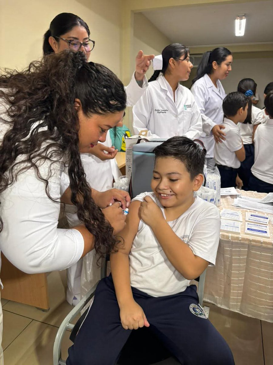 radio580nic's tweet photo. 📍🇳🇮 #MINSA refuerza la vacunación contra el #VPH en escolares, como en el Colegio Bautista El Calvario, para proteger a niñas y adolescentes y reducir el cáncer cervicouterino. #Radio580 #Nicaragua https://t.co/351N3T9YJm