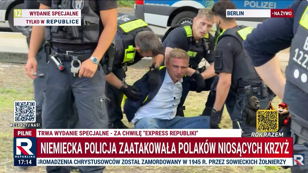 FremdenlegionPL's tweet photo. Przedstawiciele Ruchu Obrony Granic chcieli postawić krzyż przy pomniku upamiętniającym Polaków zabitych w czasie II wojny światowej. 

Niemiecka policja  zabrała im krzyż, powaliła ich na ziemię i zakuła w kajdanki. 

Meczetów pilnują, chrześcijan piłują. https://t.co/J4gQg0WsBd