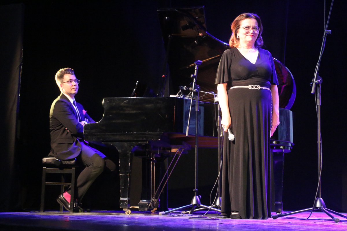 Ayto_Valdemoro's tweet photo. 🎶 La Coral Villa de #Valdemoro celebró su 40 aniversario con un concierto muy especial en el Teatro Juan Prado. Un recorrido lleno de música y emoción que forma parte de la vida cultural del municipio.
👏 Enhorabuena a todos sus integrantes.
#Cultura #Música #Madrid #40Años https://t.co/IHscT09kzQ