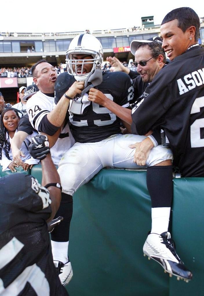 NFLMAVERICK's tweet photo. Happy birthday to former Raiders RB Michael Bush, June 16, 1984. https://t.co/7ZTZKBMlXI