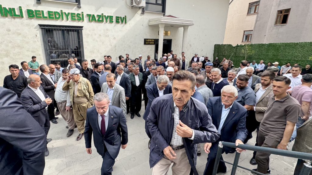 KayaZeydin's tweet photo. 📍 Şemdinli / Belediye Taziye Evi

Şemdinli Belediye Başkanımız @sakar_fahri  İl Kadın Kolları Başkanımız @GunesHyv İl Gençlik Kolları Başkanımız @yrizgarozdemir  Yüksekova İlçe Başkanımız @BurhanYASAR30 Yüksekova İlçe Gençlik Kolları Başkanımız @srvtkrstakkurt Şemdinli Gençlik Kolları Başkanımız @furkangeylanii ve teşkilatımızla birlikte;
Üç gün önce ilçemizde meydana gelen ve hepimizin yüreğini derinden yaralayan elim olayda hayatını kaybeden hemşehrilerimizin taziyelerine katılarak acılarını paylaştık.

Hayatını kaybeden kardeşlerimize Cenab-ı Allah'tan rahmet; kederli ailelerine, yakınlarına ve sevenlerine sabır ve başsağlığı diliyoruz.

Rabbim milletimize bir daha böyle acılar yaşatmasın.
Başımız sağ olsun.

@RTErdogan @Akparti @abuyukgumus @MustafaAlkayis @byildiz63