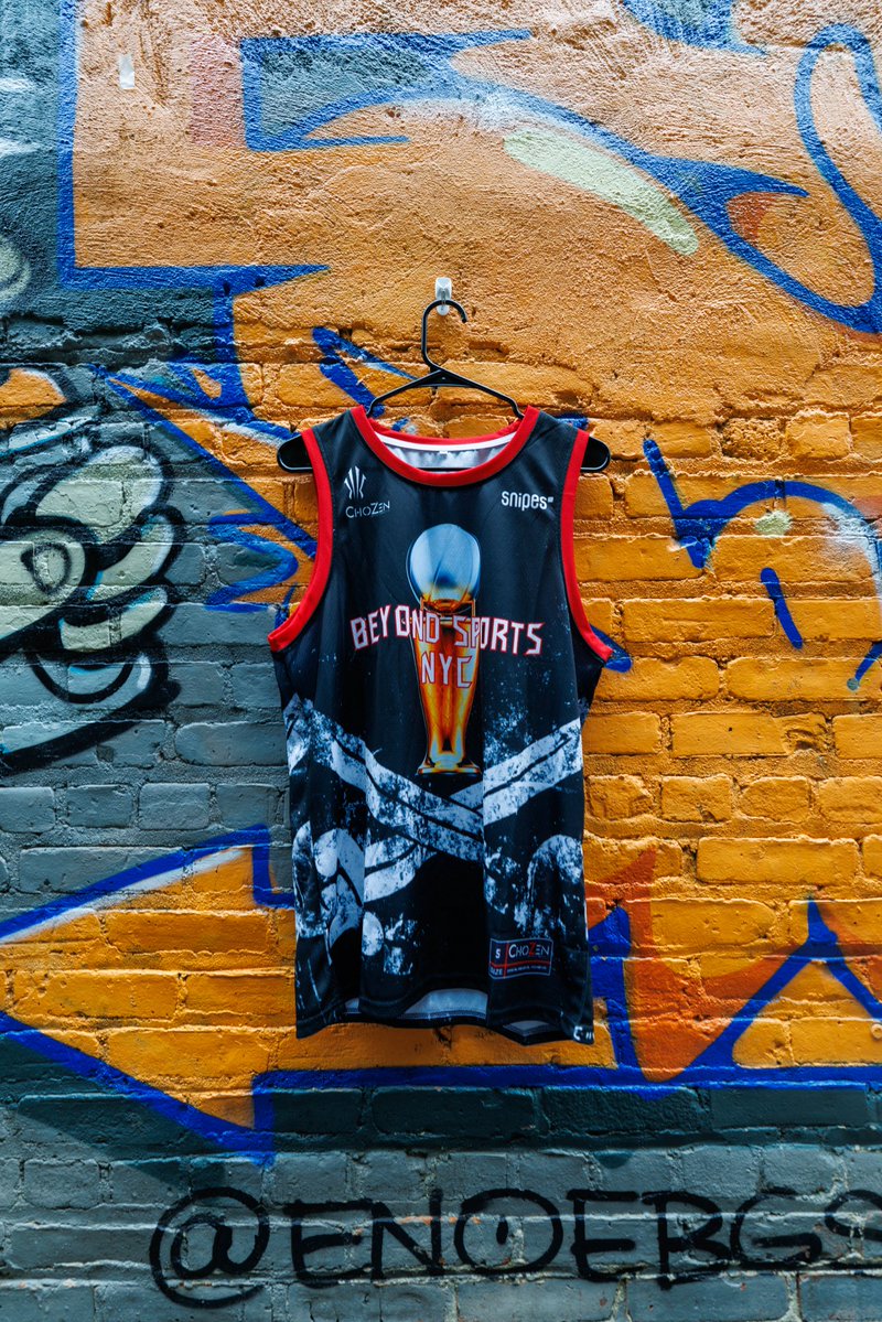 hoopsinthesun's tweet photo. 𝐁𝐮𝐢𝐥𝐭 𝐟𝐨𝐫 𝐏𝐫𝐞𝐬𝐬𝐮𝐫𝐞. 𝐃𝐫𝐢𝐯𝐞𝐧 𝐭𝐨 𝐖𝐢𝐧. 💯 

🏀 new threads for the 26th Season of Hoops in the Sun at Orchard Beach in the Bronx are here!

🗓️ Opening Weekend THIS Saturday, June 20 &amp; Sunday June 21! 😎

🤞🏼 @KyrieIrving 

#hoopsinthesun https://t.co/wbmVM59AkW