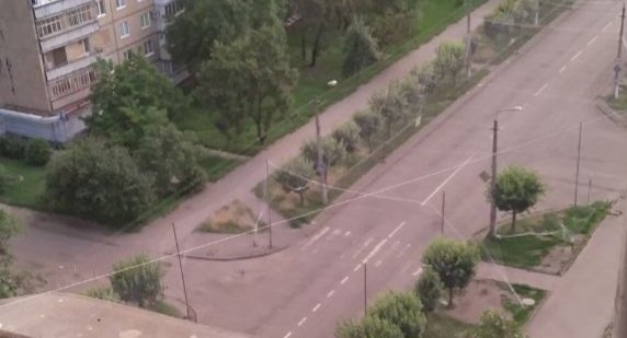 DedDonetskiy's tweet photo. Ще вчора не було. Мама зробила фото, як оптоволокно тягнеться від нашого балкону у Краматорську https://t.co/SspPYvOSKO