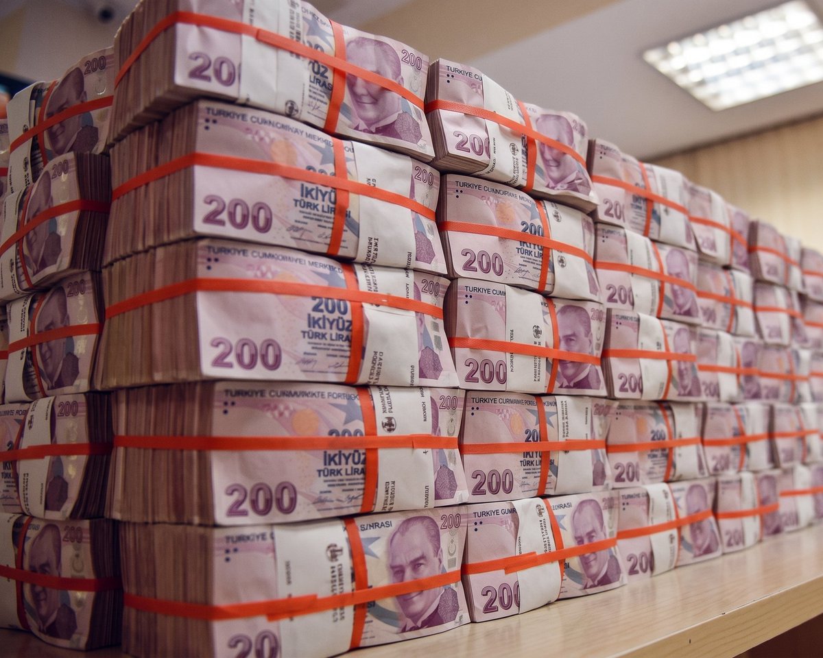 turkcegundemtr's tweet photo. Harcama yetkisi sadece Erdoğan’a ait olan örtülü ödenekten Mayıs ayında 1 milyar 695 milyon 210 bin TL harcandı.

2026'nın ilk 5 ayında örtülü ödenekten yapılan harcama ise geçen yıla göre %66 artarak 9 milyar 178 milyon TL'ye ulaştı.
 
(Sözcü) https://t.co/Mwfs8zKuBV